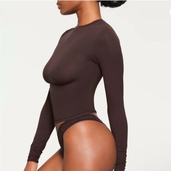 SKIMS Fits Everybody Long Sleeve T shirt espresso expresso brown - Picture 3 of 6